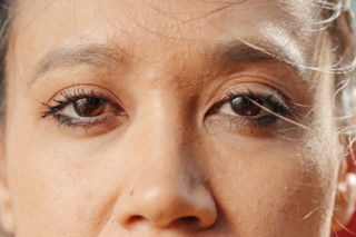 Masz rano cienie pod oczami? To wina jednego nawyku, który łatwo zmienisz