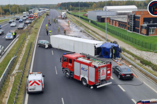 Karambol na S8 pod Wołominem. Zderzyły się tiry. Osobówka na dachu. Blokada na kilka godzin