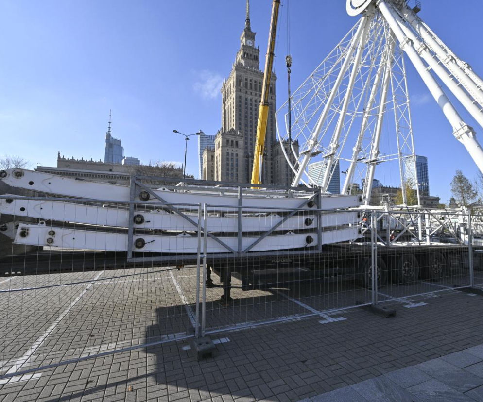 Wielka konstrukcja rośnie pod Pałacem Kultury i Nauki. To może być świąteczny hit