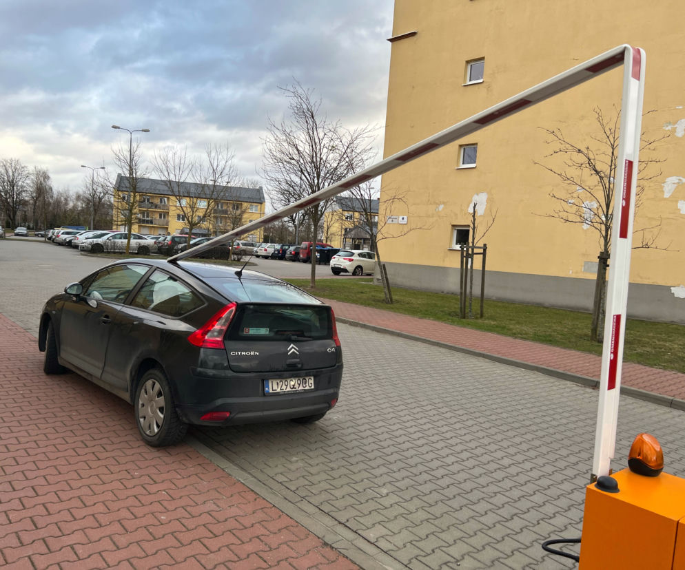 Wiatr łamie nawet szlabany parkingowe