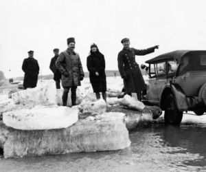 Wojewoda warszawski na szosie Warszawa - Jabłonna ogląda odcinek szosy zalany w wyniku powodzi (1929)
