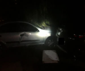 Wjechał z bramą na cudzą posesję. Rozwalił Nissanem Alfę Romeo