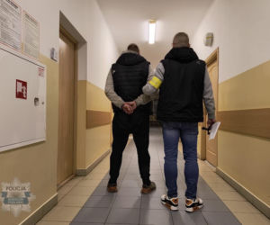 Funkcjonariusze z KPP Sokołów Podlaski zatrzymali na gorącym uczynku dwóch mężczyzn pracujących w dziupli samochodowej