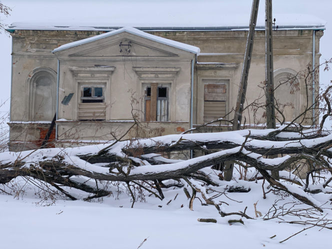 Dwór w Radlnej po I etapie renowacji (dach)