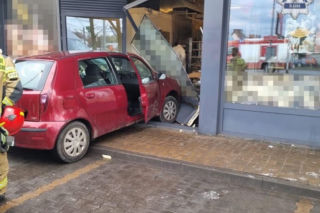 Senior wjechał do cukierni po pączki autem... dosłownie. 87-latek zaskoczył Bytom w Tłusty Czwartek