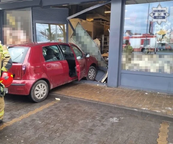 Senior z Bytomia wjechał samochodem w witrynę cukierni
