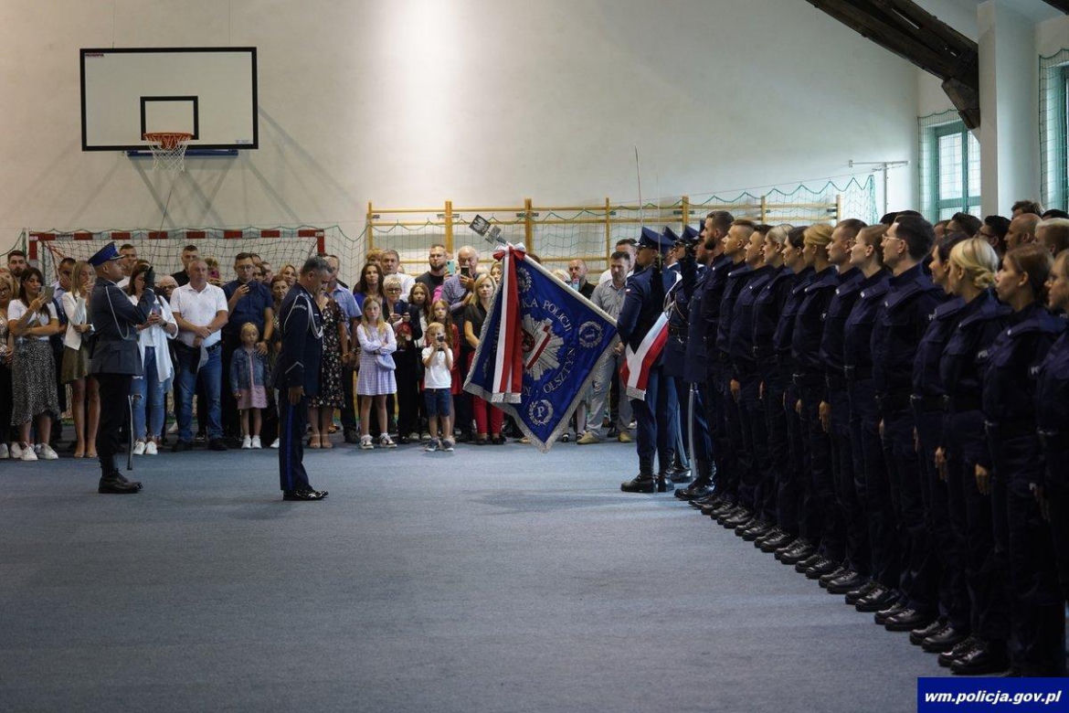Ślubowanie nowych policjantów w Olsztynie. W szeregi wstąpiło 47 funkcjonariuszy [ZDJĘCIA]