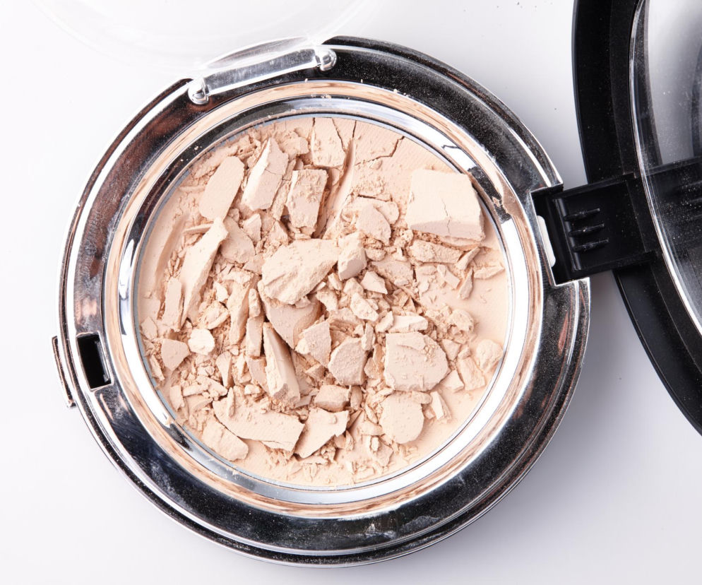 Jak uratować rozbity puder? Sprawdź prosty trik z alkoholem, który pozwala przywrócić kosmetyk do użycia