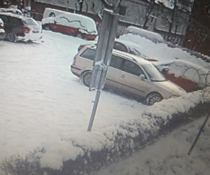 Mistrz parkowania uderzył w auto i uciekł! Policja opublikowała nagranie