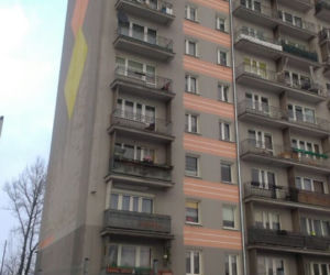 Martwa kobieta w mieszkaniu, jej mąż wyskoczył z balkonu na oczach policji! Horror w Kielcach
