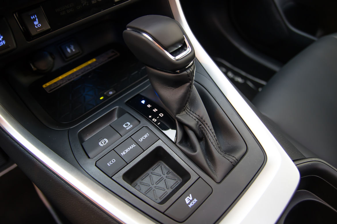 2019 Toyota RAV4 Hybrid - wnętrze piątej generacji SUV-a