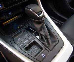 2019 Toyota RAV4 Hybrid - wnętrze piątej generacji SUV-a