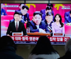 Korea Płn./ Przywódca Kim Dzong Un z 13-letnią córką testowali nowe pistolety