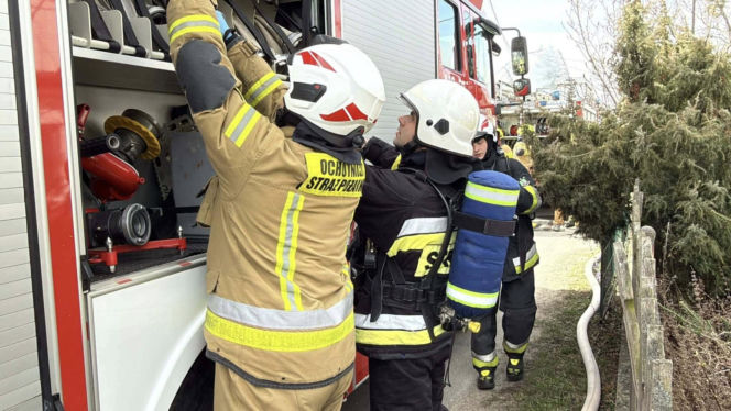 Potężny pożar pod Jaworem. Auta płonęły, dwie osoby ranne po próbie walki z żywiołem