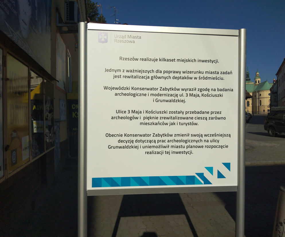 Konserwator zabytków odpowiada na tablicę w centrum Rzeszowa