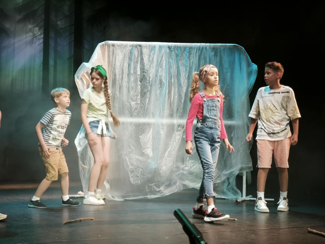 Spektakl na zakończenie warsztatów teatralnych w Teatrze Miejskim w Lesznie 