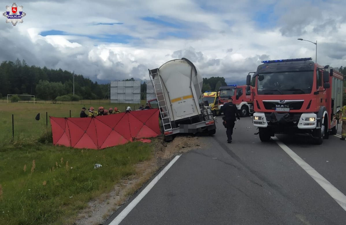 Potworny wypadek pod Włodawą! Dwie kobiety nie żyją. Ich toyota wjechała prosto pod tira [ZDJĘCIA]