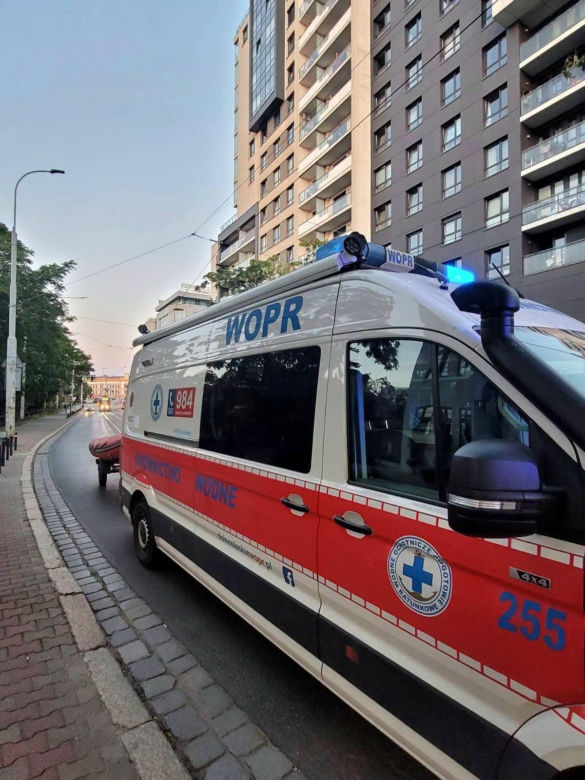Taksówka zawisła nad Odrą
