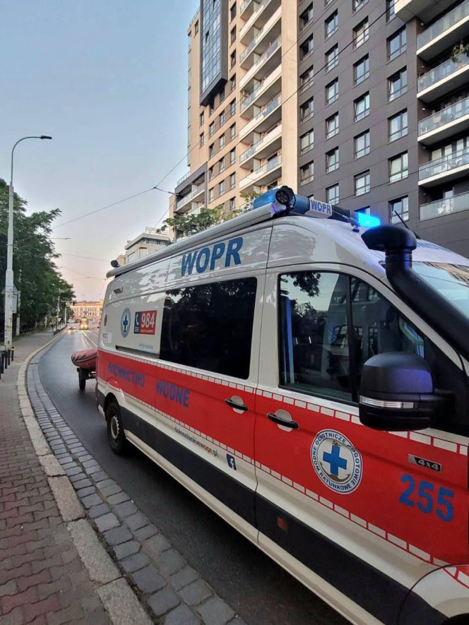 Taksówka zawisła nad Odrą