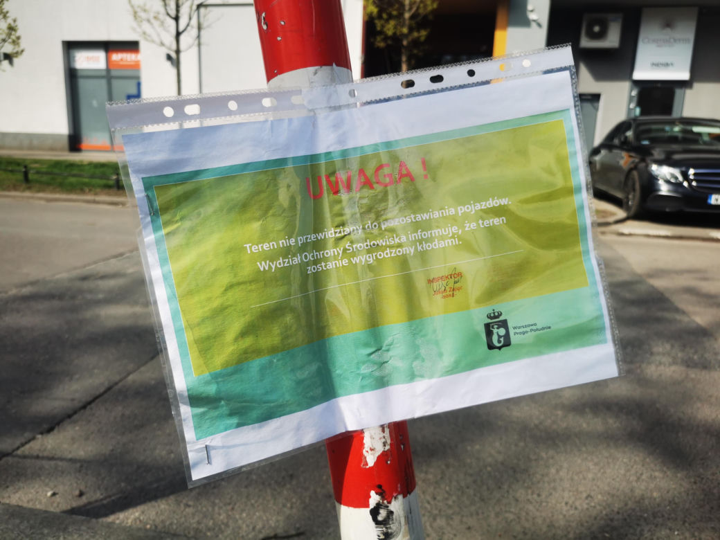 Kłody zamiast słupków na nielegalnym parkingu
