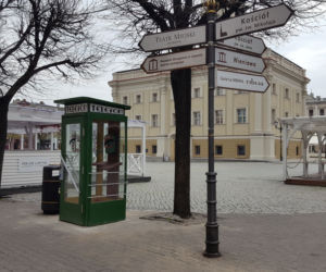 Przy wejściu na Rynek w Lesznie stanęła budka telefoniczna
