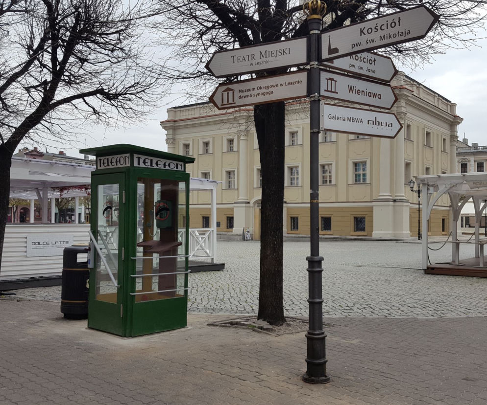 Przy wejściu na Rynek w Lesznie stanęła budka telefoniczna