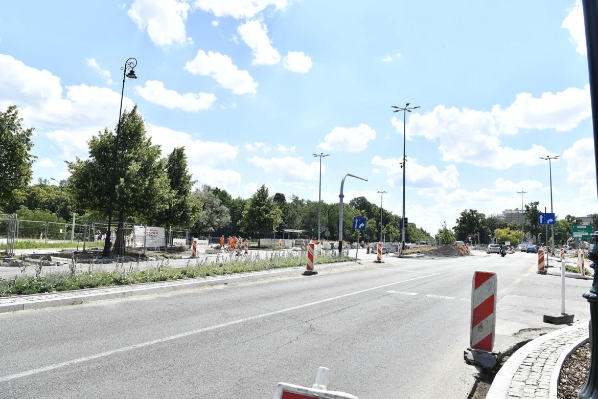 Wiemy kiedy ruszą windy na placu Na Rozdrożu. Na razie piesi muszą gramolić się po schodach