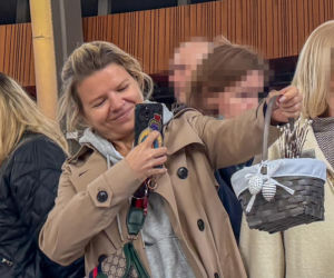 Brak makijażu, torebka za tysiące i fotki w kościele. Manowska nie przejmowała się kazaniem!