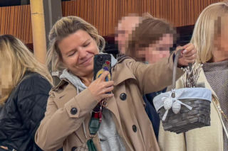 Brak makijażu, torebka za tysiące i fotki w kościele. Manowska nie przejmowała się kazaniem!