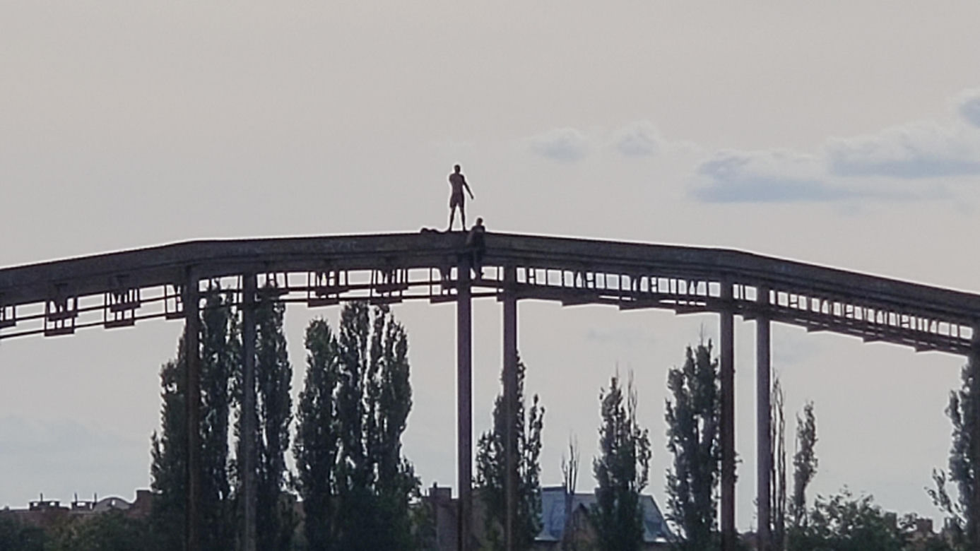 Mężczyzna chciał skoczyć z mostu