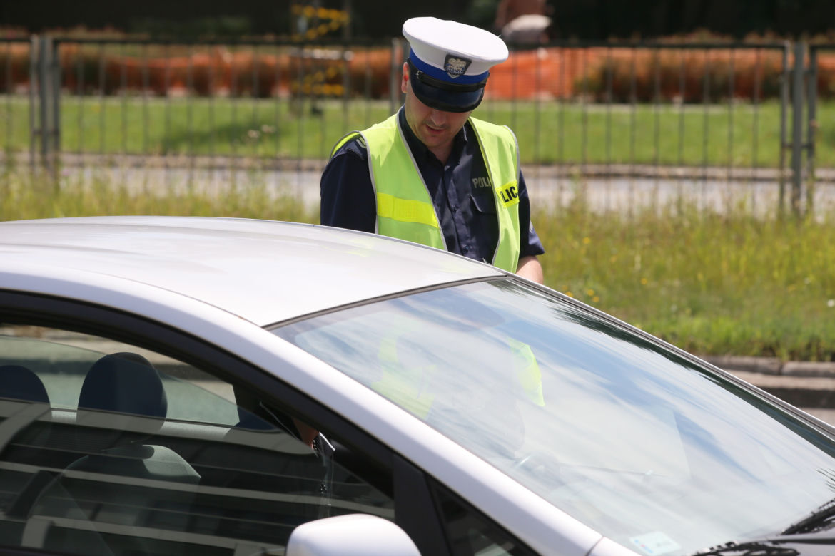 Drogowcy ustawili znak, który ignorują kierowcy. Policjanci mają mandatowe żniwa
