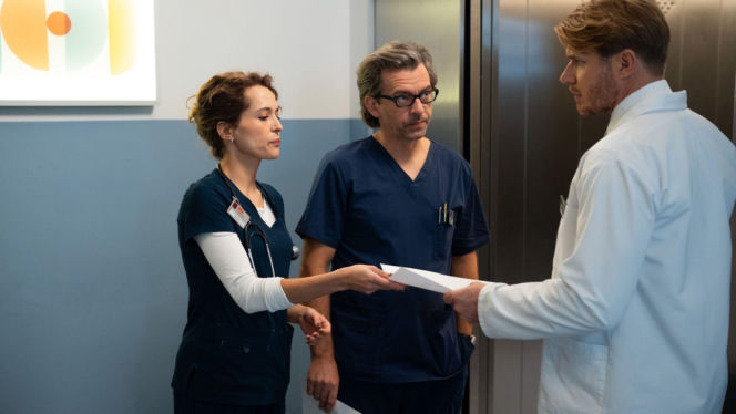 Na dobre i na złe odc. 976. Maks Beger (Tomasz Ciachorowski), Julka Burska (Aleksandra Hamkało), Artur Bart (Piotr Głowacki)