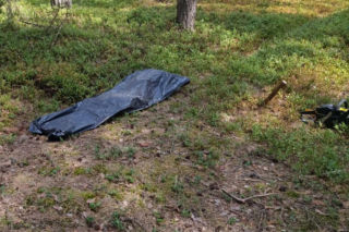 Tragedia podczas wycinki drzew. Olbrzymi konar zmiażdżył Pawła w lesie