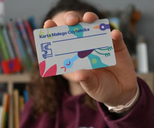 „Mała książka - wielki człowiek”. Nowa odsłona akcji w bibliotece w Ostrzeszowie