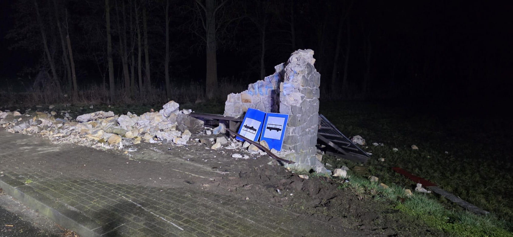 Z ogromną siłą wjechał w przystanek. 19-latek nie miał szans!