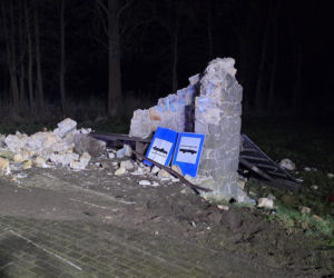 Z ogromną siłą wjechał w przystanek. 19-latek nie miał szans!