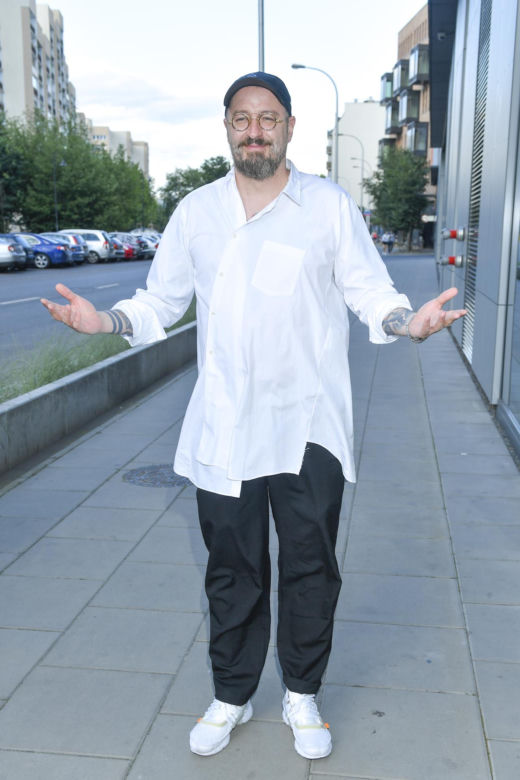 Tak na początku kariery wyglądał Piotr Kędzierski. Dziś trudno go rozpoznać na starych zdjęciach