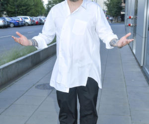 Tak na początku kariery wyglądał Piotr Kędzierski. Dziś trudno go rozpoznać na starych zdjęciach