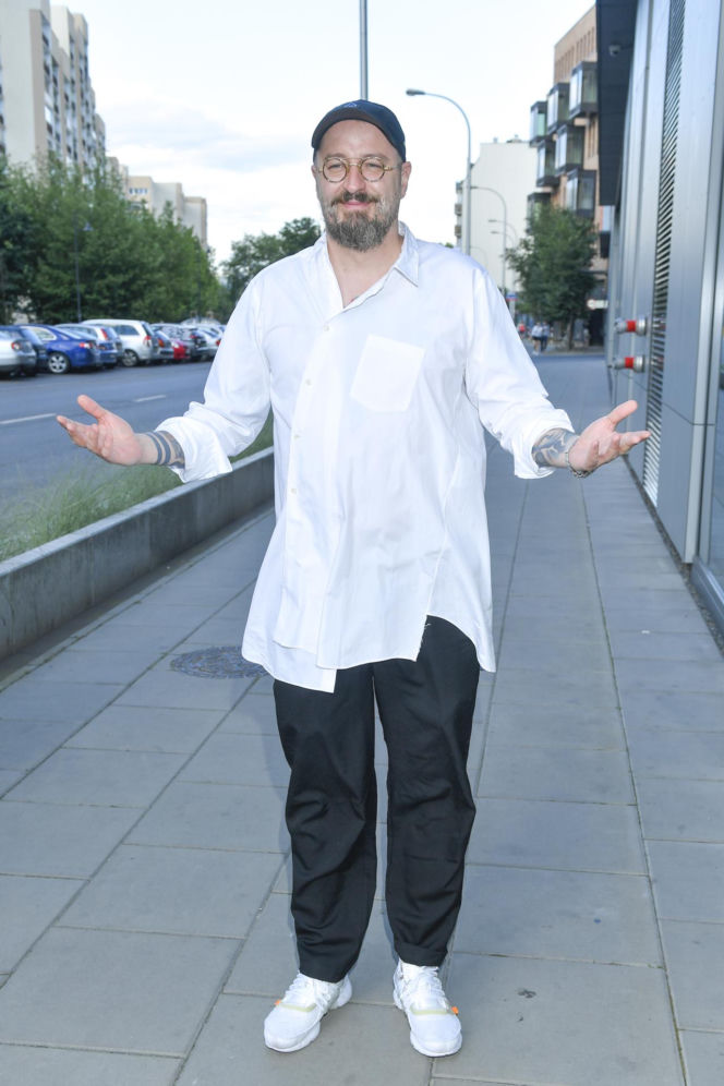 Tak na początku kariery wyglądał Piotr Kędzierski. Dziś trudno go rozpoznać na starych zdjęciach