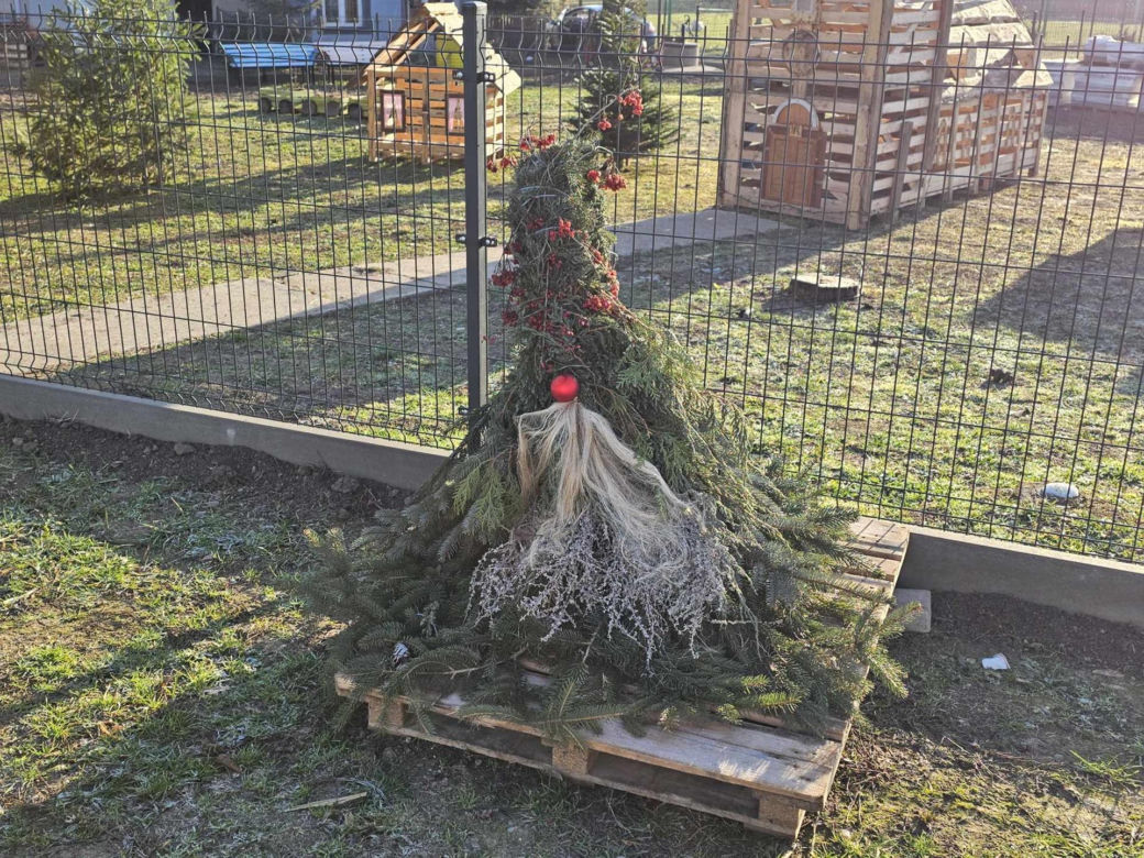 Mieszkańcy sami wykonują świąteczne ozdoby.