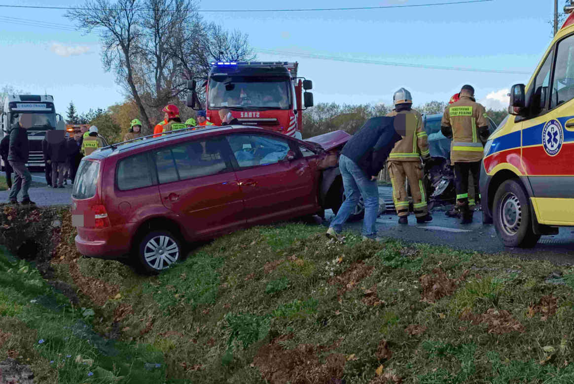 Koszmarny wypadek pod Siedlcami. Tir staranował dwie osobówki. Troje dzieci trafiło do szpitala!