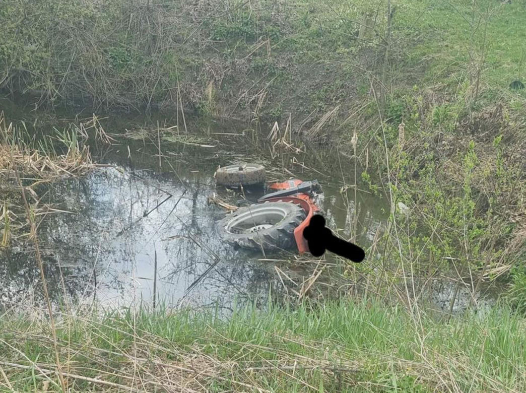 28-letni Ukrainiec zginął pod Garwolinem! Jego ciągnik wjechał do sadzawki [ZDJĘCIA]