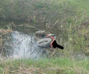 28-letni Ukrainiec zginął pod Garwolinem! Jego ciągnik wjechał do sadzawki [ZDJĘCIA]
