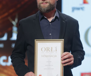Maciej Stuhr pojawił się na spotkaniu z nominowanymi do Orłów 2022 o kulach