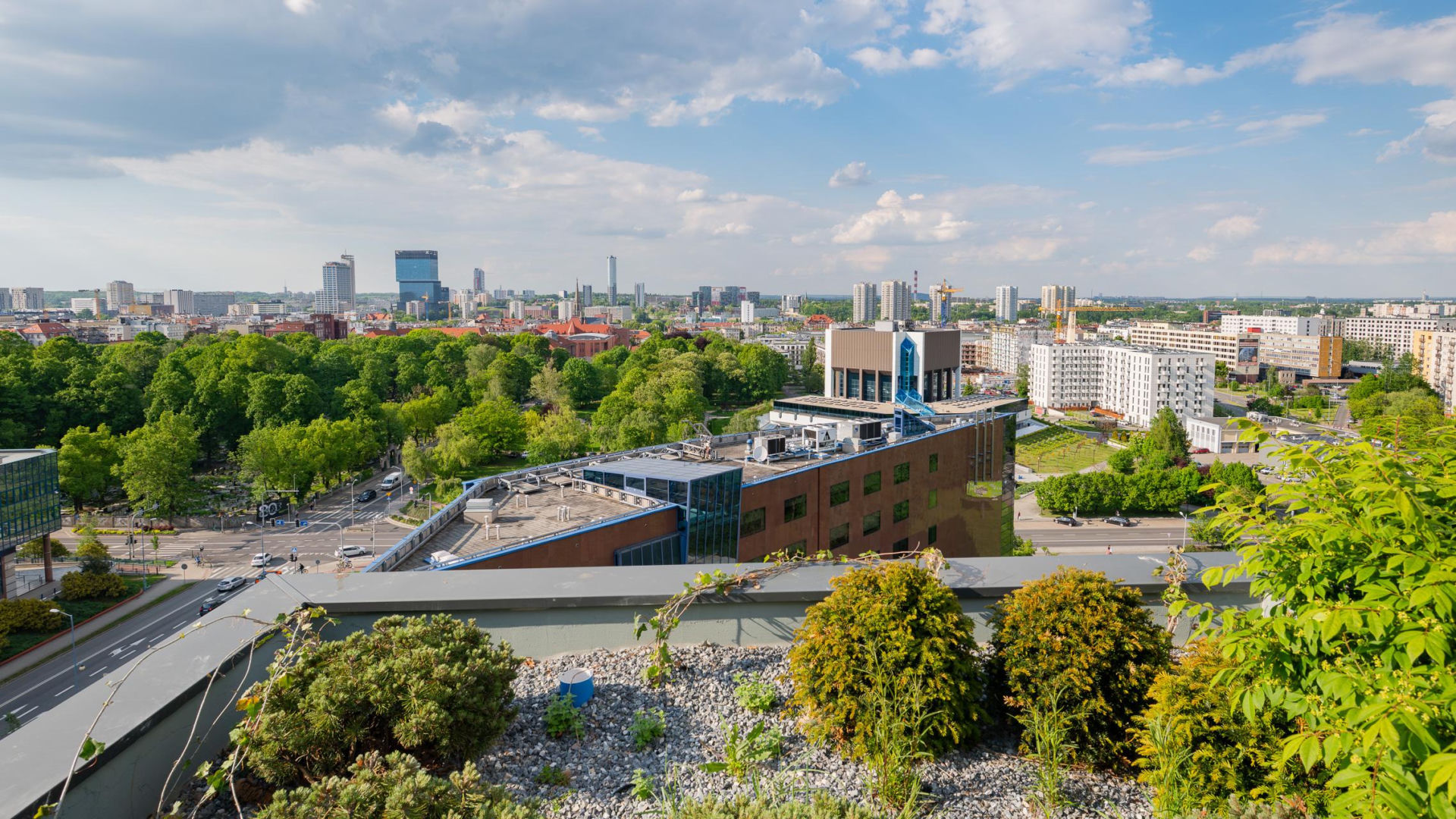 Damrota Garden - apartamentowiec w Katowicach z drzewami na fasadzie i dachu - czerwiec 2026
