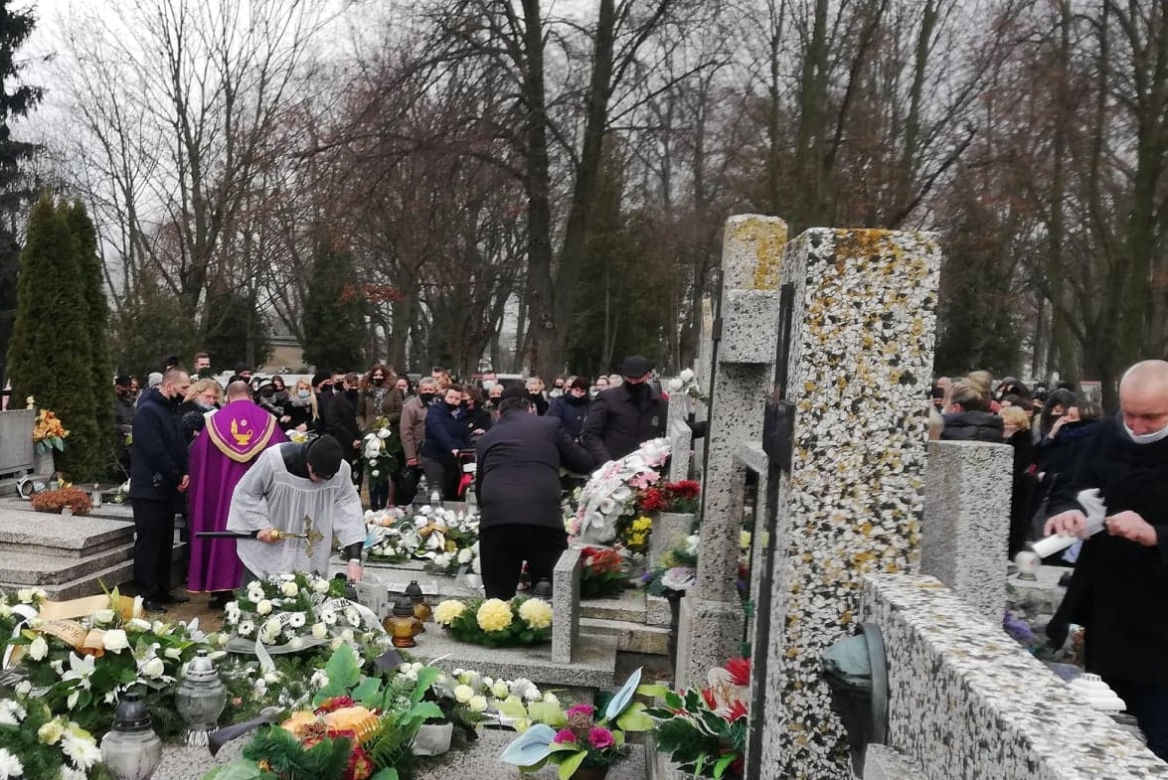 20-letnia Marta z Pabianic zginęła od ciosów nożem. Zostawiła maleńką córeczkę. Dziś pożegnało ją całe miasto