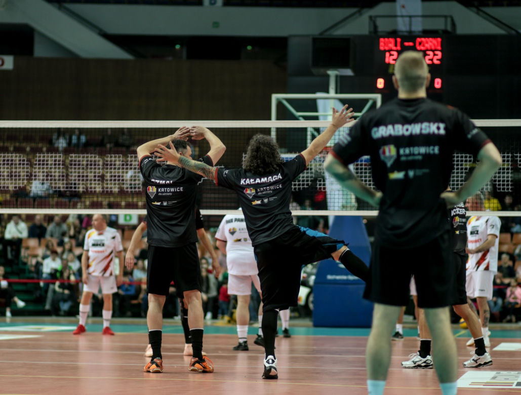 Legendarny Kosmiczny Mecz z Aniołami w Spodku: Gwiazdy zagrały dla Domu Aniołów Stróżów 
