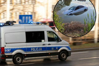 Zagapił się na radio. 56-latek w Mercedesie skończył jazdę w stawie