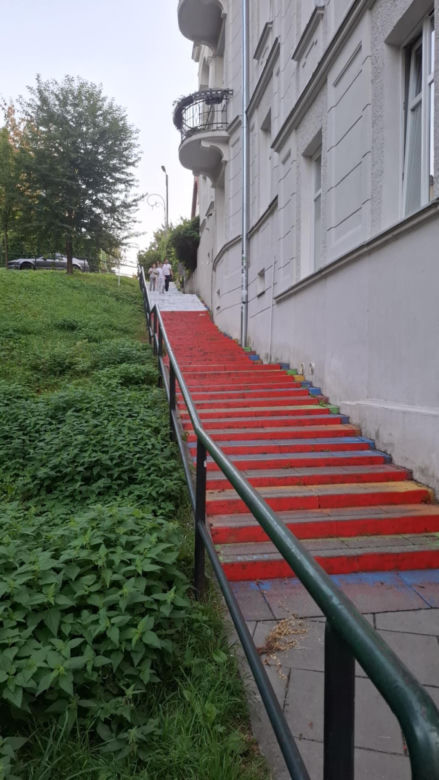 Tęczowe schody w Krakowie po dewastacji