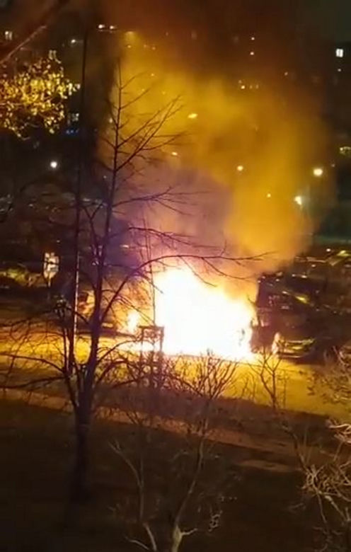 Ogromny pożar na Bródnie, samochód płonął jak pochodnia